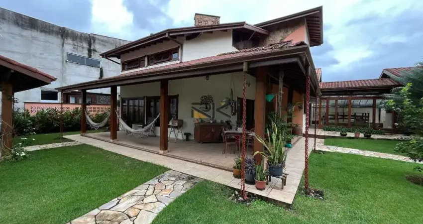 CASA EM CONDOMINIO FECHADO COM 4 DORMITÓRIOS SENDO 1 SUÍTES,2 VAGAS DE GARAGEM,VARANDA GOURMET COM CHURRASQUEIRA E PISCINA.