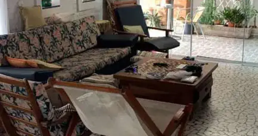 CASA NO BAIRRO DO ITAGUÁ COM 5 DORMITÓRIOS SENDO 2 SUÍTES,2 BANHEIROS SOCIAL,VARANDA COM CHURRASQUEIRA
