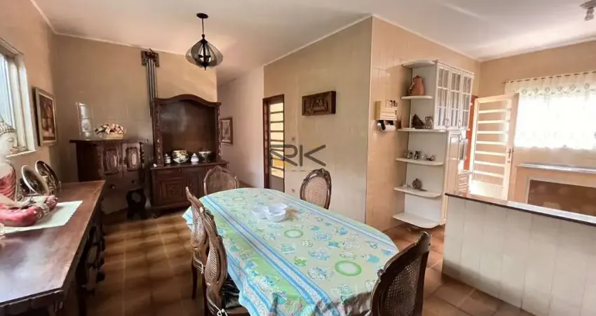 Casa à venda no bairro do Itaguá com 3 dormitórios,sala de estar e varanda