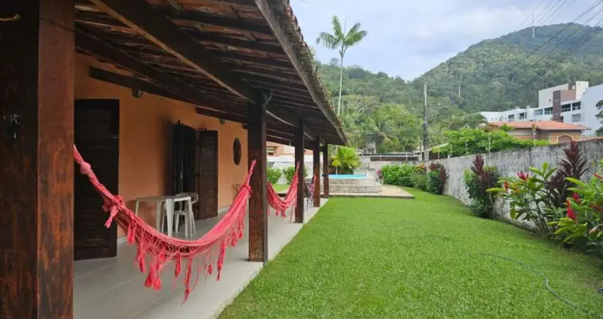 Casa á venda nas Toninhas com 5 dormitórios sendo 3 suítes,varanda e piscina