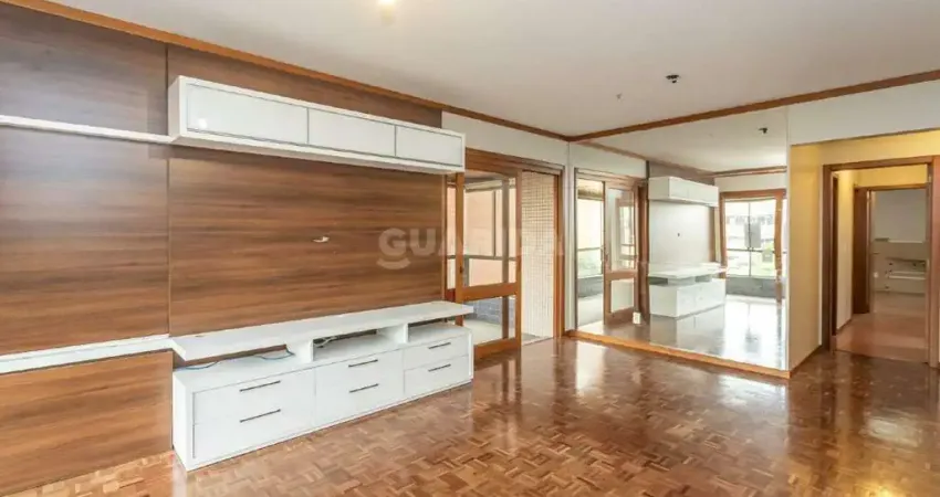 Amplo e arejado apartamento de 3 dormitórios, sendo 1 suíte no bairro Petrópolis !