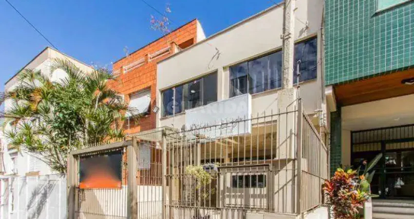 Casa Residencial/Sobrado com 8 dormitórios, sendo 1 suíte, e 2 vagas de garagem no bairro Bela Vista