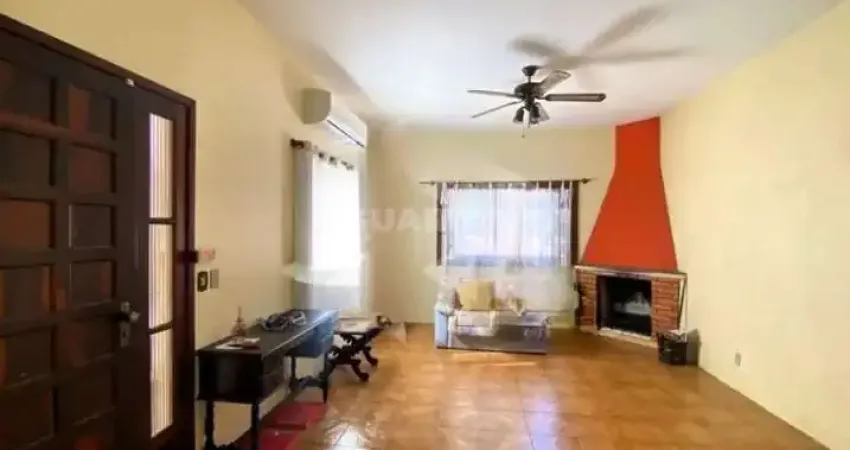 Casa Residencial com 3 dormitórios, sendo 1 suíte, e 3 vagas de garagem no bairro Petrópolis