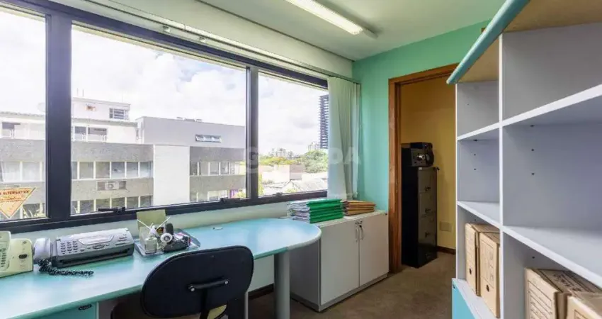 Conjunto comercial com vaga de garagem, no bairro Menino Deus