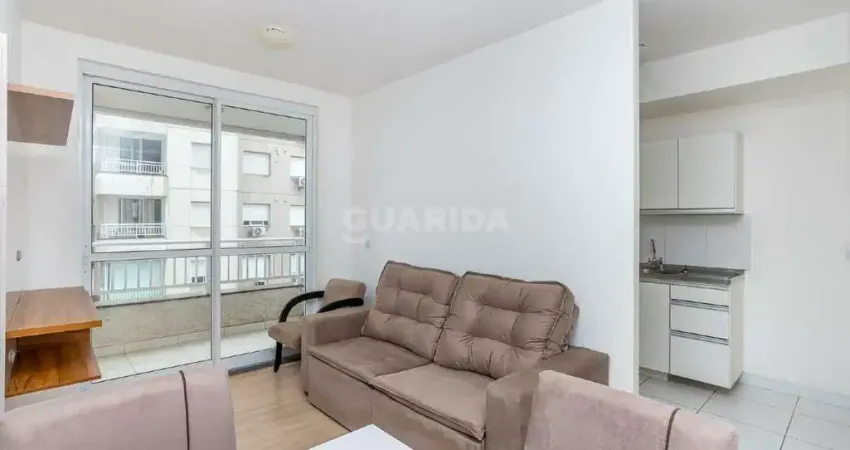Apartamento com 02 dormitórios, sendo um suíte, mobiliado, e 1 vaga de garagem no Bairro Humaitá