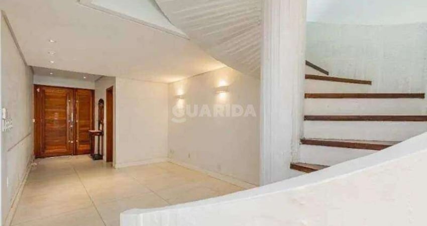 Casa Residencial com 4 dormitórios, sendo 2 suítes, e 4 vagas de garagem no Bairro Cristal