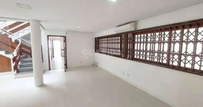 Casa Residencial com 7 dormitórios, sendo 5 suítes, e 12 vagas de garagem no bairro Tristeza