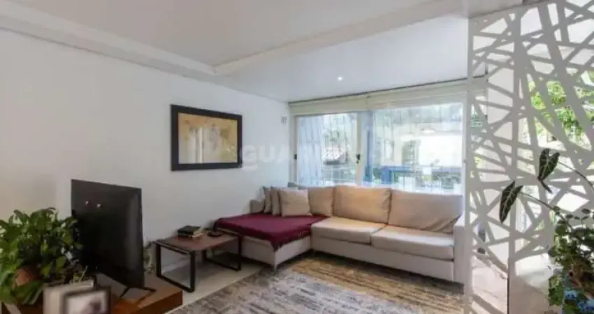 Casa Residencial com 2 dormitórios, sendo 1 suíte, e 3 vagas de garagem no bairro Cristal