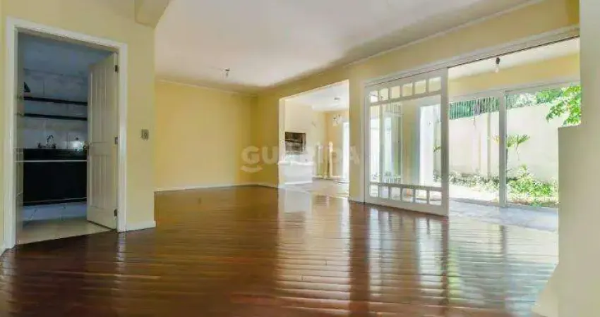 Casa em condomínio fechado com 4 dormitórios, sendo 1 suíte, e 2 vagas de garagem no bairro Ipanema