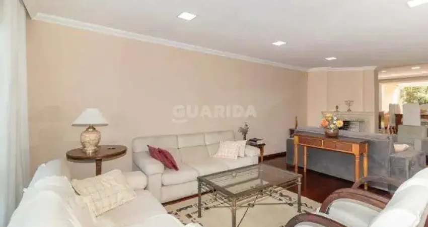 Casa Residencial com 3 dormitórios, sendo 1 suíte, e 2 vagas de garagem no bairro Santana !