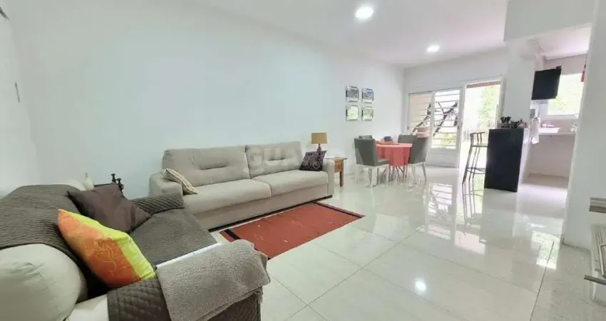 Casa em condomínio mobiliada, com 3 dormitórios suítes e 3 vagas de garagem, no bairro Menino Deus !