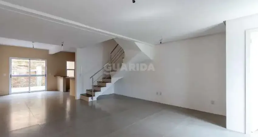 Casa triplex de 3 dormitórios, sendo 1 suíte, no bairro Hípica.