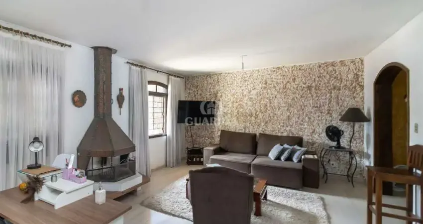 Casa residencial, no estilo sobrado, com 3 dormitórios e 4 vagas de garagem no bairro Higienópolis.