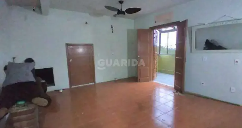 Casa com 3 dormitórios, sendo 1 suíte, e 3 vagas de garagem no bairro Glória
