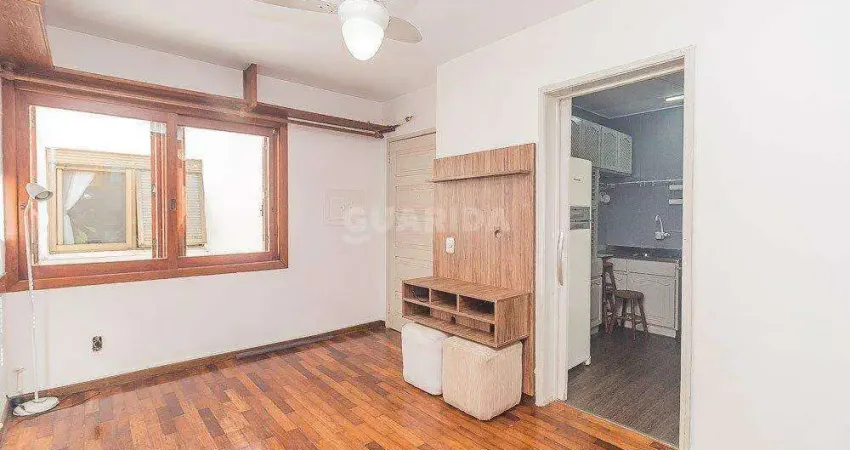 Apartamento semi mobiliado de 2 dormitórios no bairro Petrópolis.