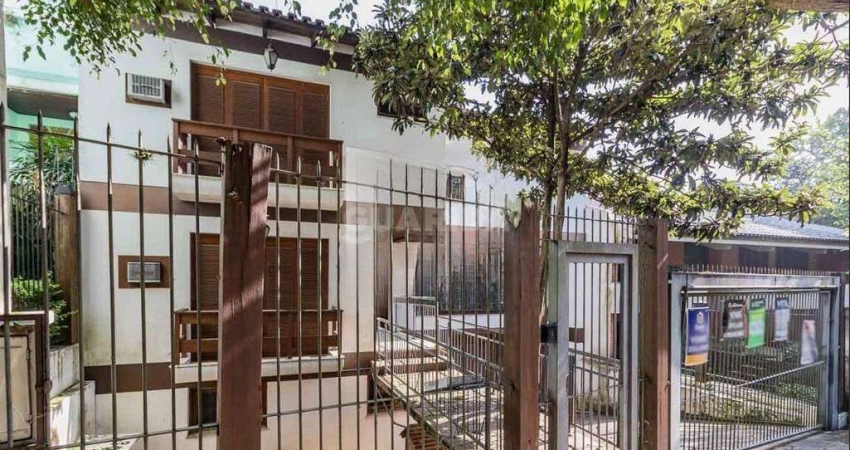 Casa residencial com 4 dormitórios, sendo 2 suítes, no bairro Nonoai.