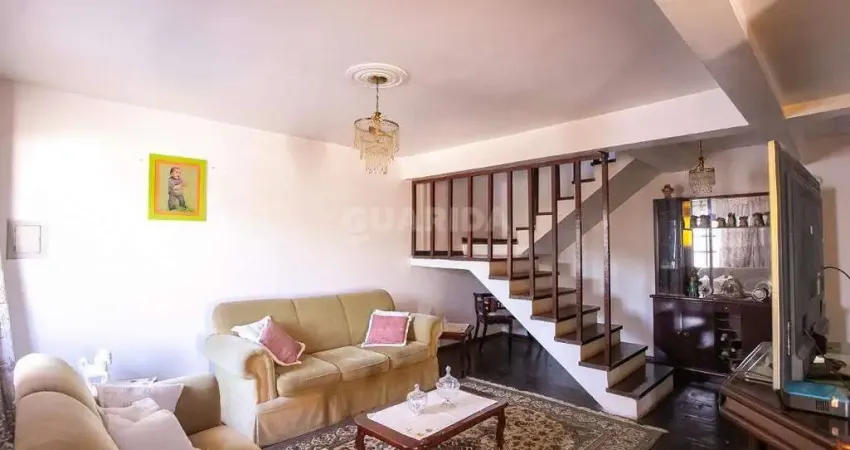Casa Residencial com 4 dormitórios, sendo 1 suíte, e 2 vagas de garagem no bairro Vila Nova