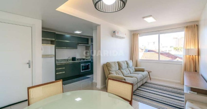 Apartamento mobiliado de 2 dormitórios, sendo 1 suíte, no bairro Menino Deus, com VAGA COBERTA E CHURRASQUEIRA INTERNA!