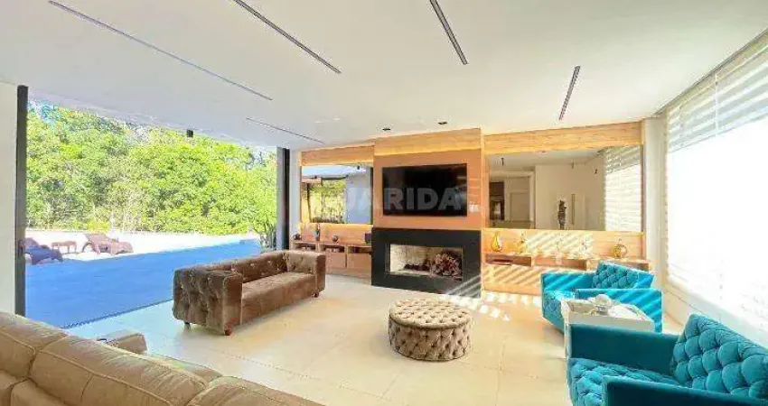Casa de Alto Padrão com 4 Suítes, Piscina Privativa e Infraestrutura Completa