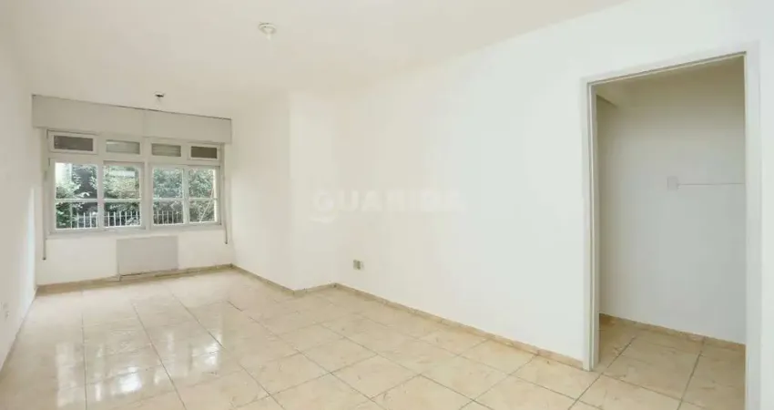Amplo apartamento de 3 dormitórios com 1 suíte no bairro Petrópolis