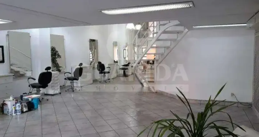 Excelente Loja comercial no bairro Petrópolis com 3 vagas de estacionamento