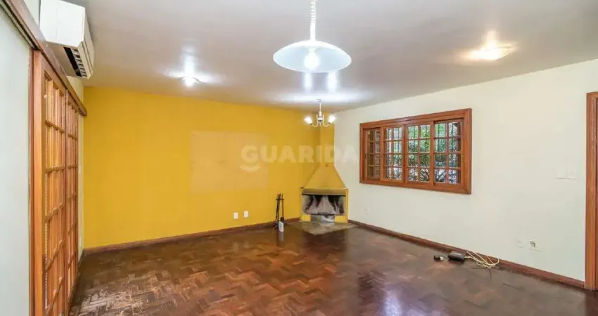 Casa residencial com pátio, 3 dormitórios, mobiliada, 2 vagas de garagem cobertas, no bairro partenon - porto alegre/rs