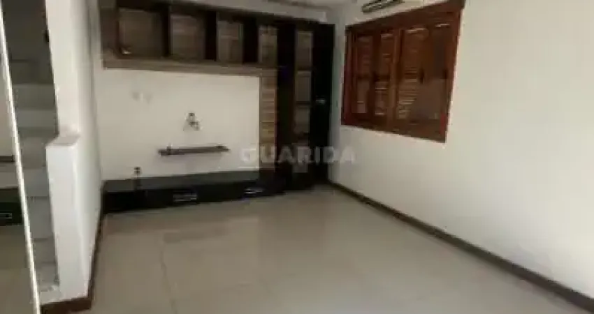 Casa Residencial com piscina, 2 dormitórios, e 1 vaga de garagem para alugar no bairro Hípica.