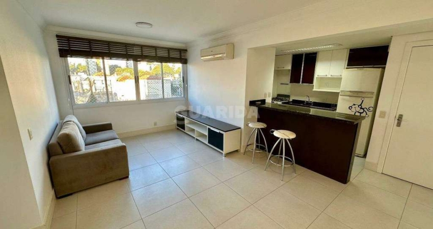 Apartamento semimobiliado com 2 dormitórios, sendo 1 suíte, no bairro Petrópolis.