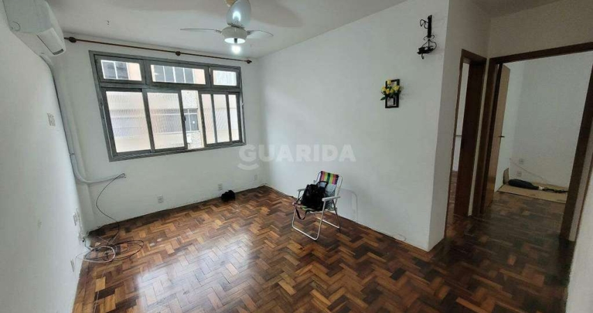Apartamento reformado com 2 dormitórios no bairro Menino Deus.