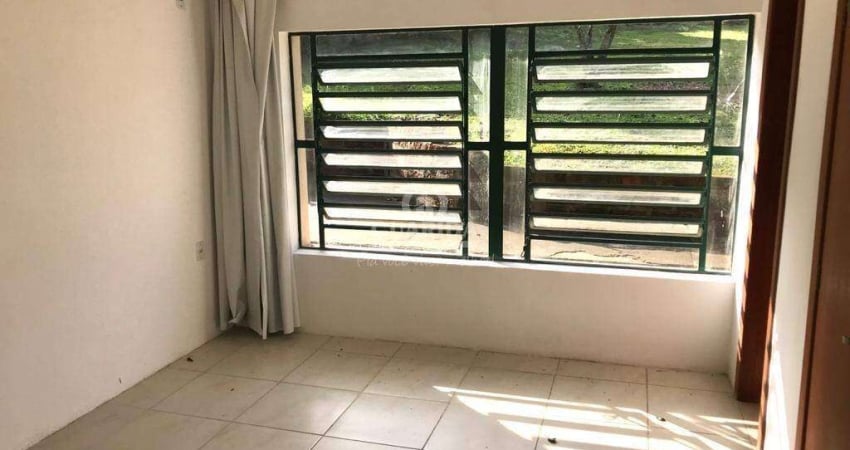Casa residencial com 03 dormitórios, sendo uma suíte, no bairro Hípica.