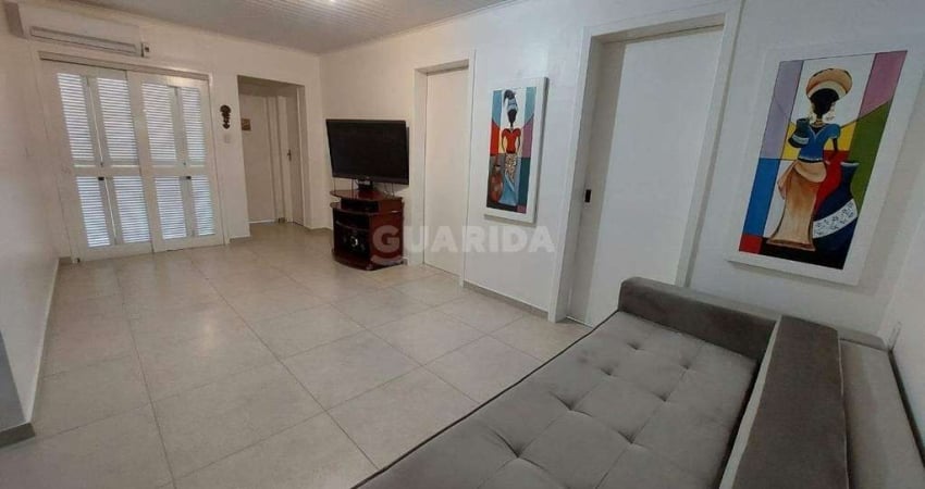 Casa residencial com pátio, 3 dormitórios, no bairro Ipanema - Porto Alegre/RS