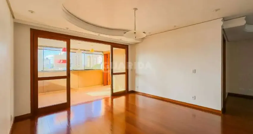 Amplo apartamento com 3 dormitórios, sendo 1 suíte com hidro, sacada e vista encantadora, no bairro Vila Ipiranga