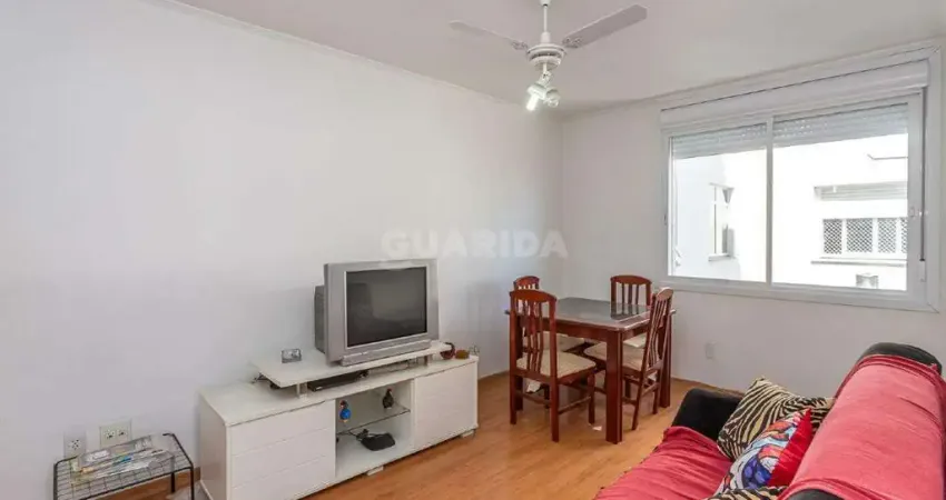 Apartamento de 02 dormitórios mobiliado no bairro Menino Deus, com VAGA COBERTA!
