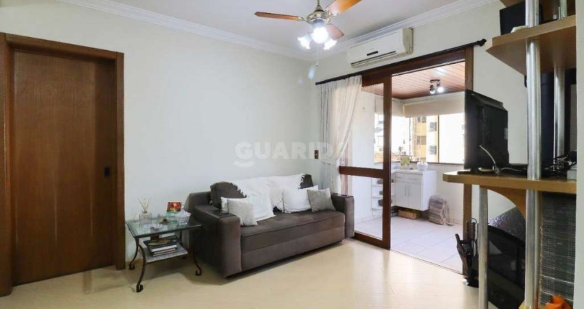 Apartamento mobiliado, com 2 dormitórios, sacada com churrasqueira, e 2 vagas de garagem no bairro Petrópolis