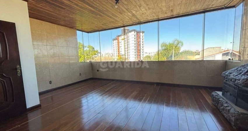 Apartamento estilo cobertura, com 3 dormitórios, churrasqueira, e vaga de garagem no bairro Cristo Redentor