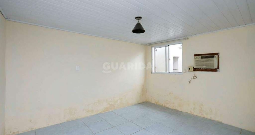 Casa Residencial com 2 dormitórios, sendo 1 suíte, e 1 vaga de garagem no bairro Humaitá