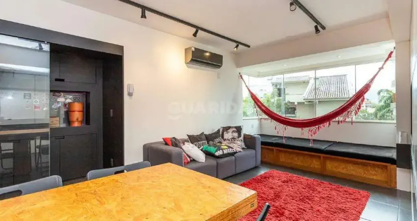 Apartamento mobiliado de 1 dormitório e 1 vaga coberta no bairro Jardim Botânico, com sacada e churrasqueira