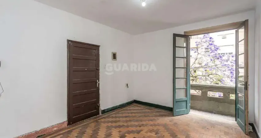 Apartamento de 3 dormitórios com pátio no bairro Santana.