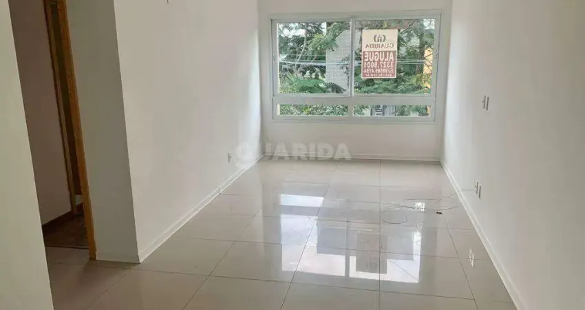 Apartamento de 2 dormitórios, sendo 1 suíte, no bairro Petrópolis.