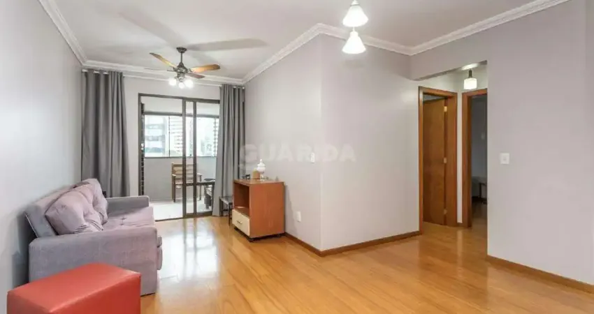 Apartamento semimobiliado de 2 dormitórios no bairro Petrópolis.