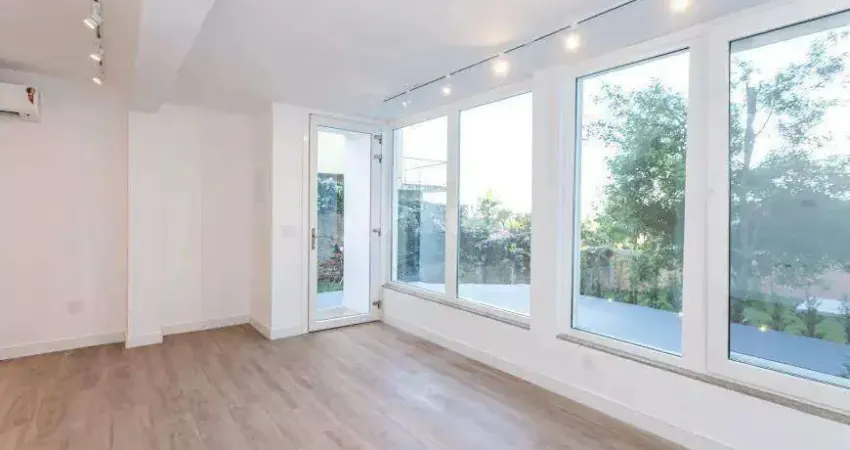 Casa residencial com 2 quartos, sendo 2 suítes, e 2 vagas de garagem no bairro tristeza