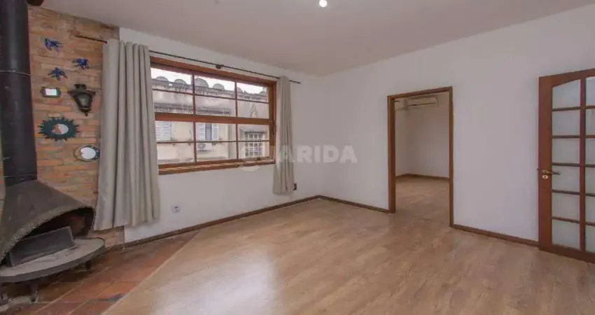 Amplo apartamento com 3 dormitórios, lareira e fogão a lenha na cidade baixa!