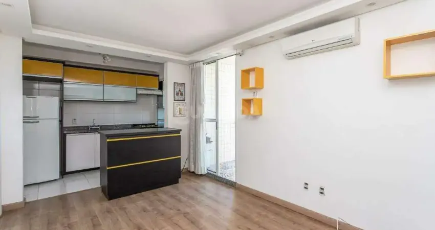 Apartamento de 2 dormitórios com sacada e vaga no bairro cristal.