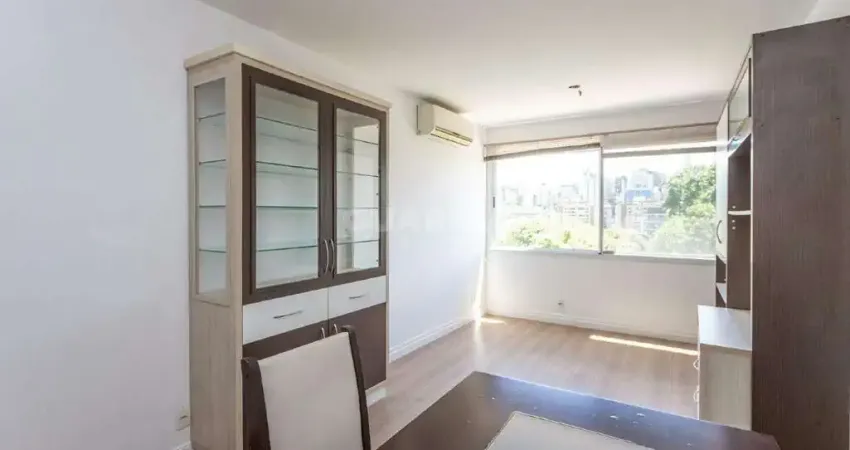 Apartamento semimobiliado com 2 dormitórios, sendo 1 suíte, e vaga dupla de garagem no bairro petrópolis!