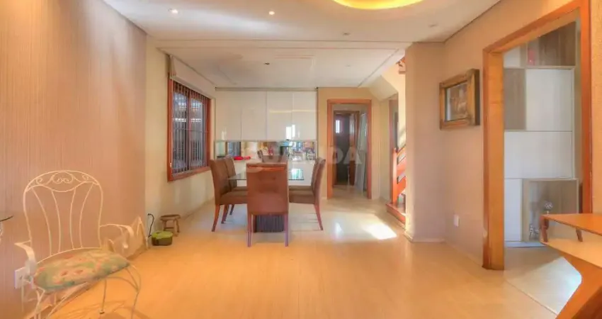 Casa residencial de 5 dormitórios com suíte, churrasqueira e pátio na cavalhada!