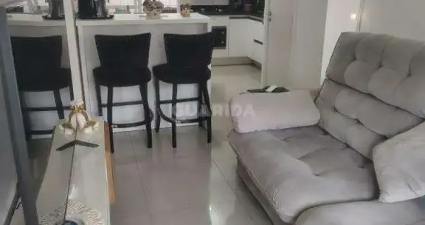 Ampla casa, em condomínio completo com 2 dormitórios e pátio!