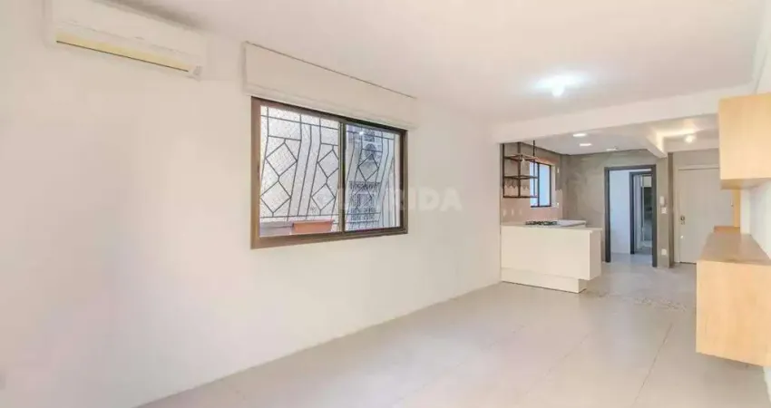 Apartamento reformado com 2 dormitórios e 1 vaga de garagem em localização privilegiada!