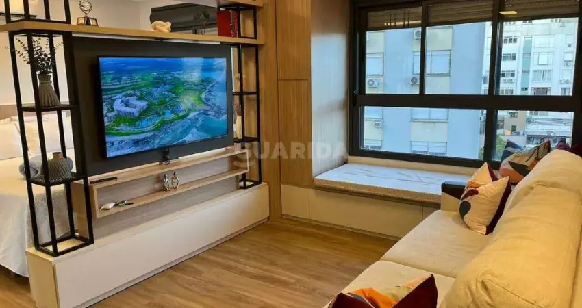 Apartamento mobiliado estilo LOFT, com 1 vaga de garagem no bairro Independência.