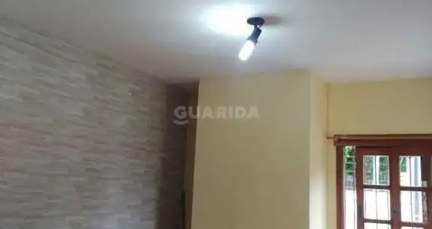 Casa residencial de 3 dormitórios, sendo 1 suíte no bairro ipanema, com duas vagas!