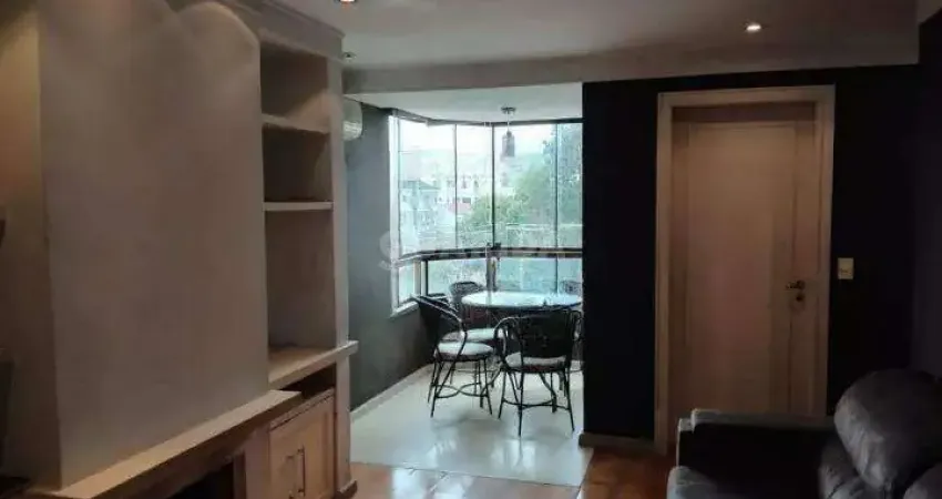 Apartamento com 1 dormitório, lareira e sacada em bairro arborizado!